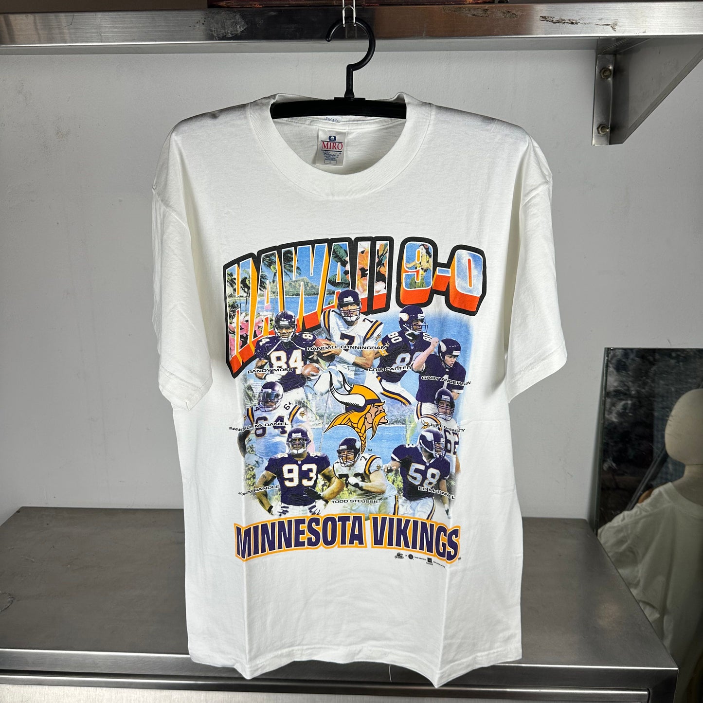 Vintage 1998 Minnesota Vikings Hawaii 9-0 NFL Graphic T-Shirt