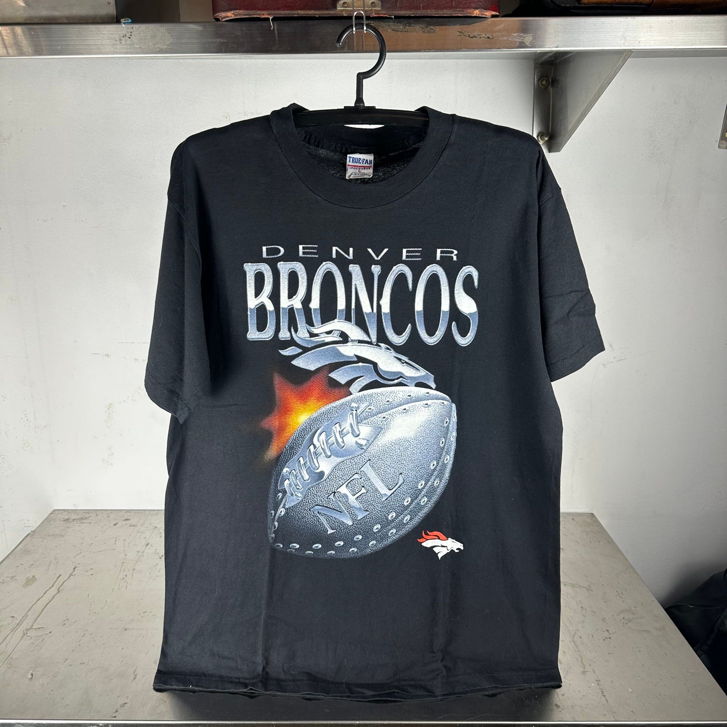 Vintage 90s Denver Broncos Football NFL Graphic Large T-shirt