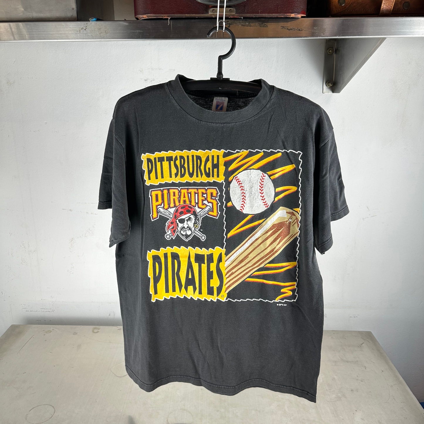 Vintage 1997 Pittsburgh Pirates MLB Baseball Graphic T-Shirt