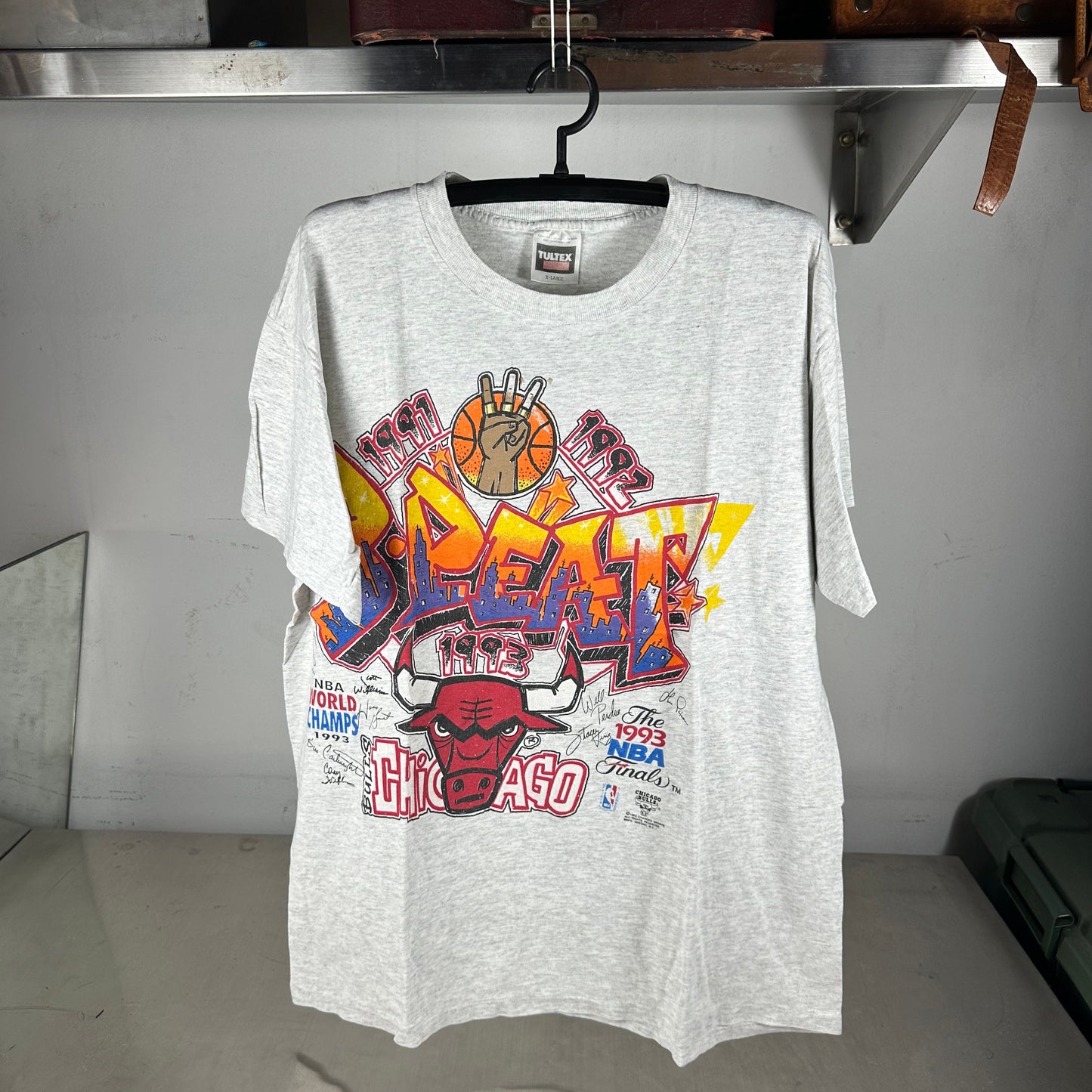 Vintage 1993 Chicago Bulls NBA 3 Peat Graphic Single Stitch T-shirt