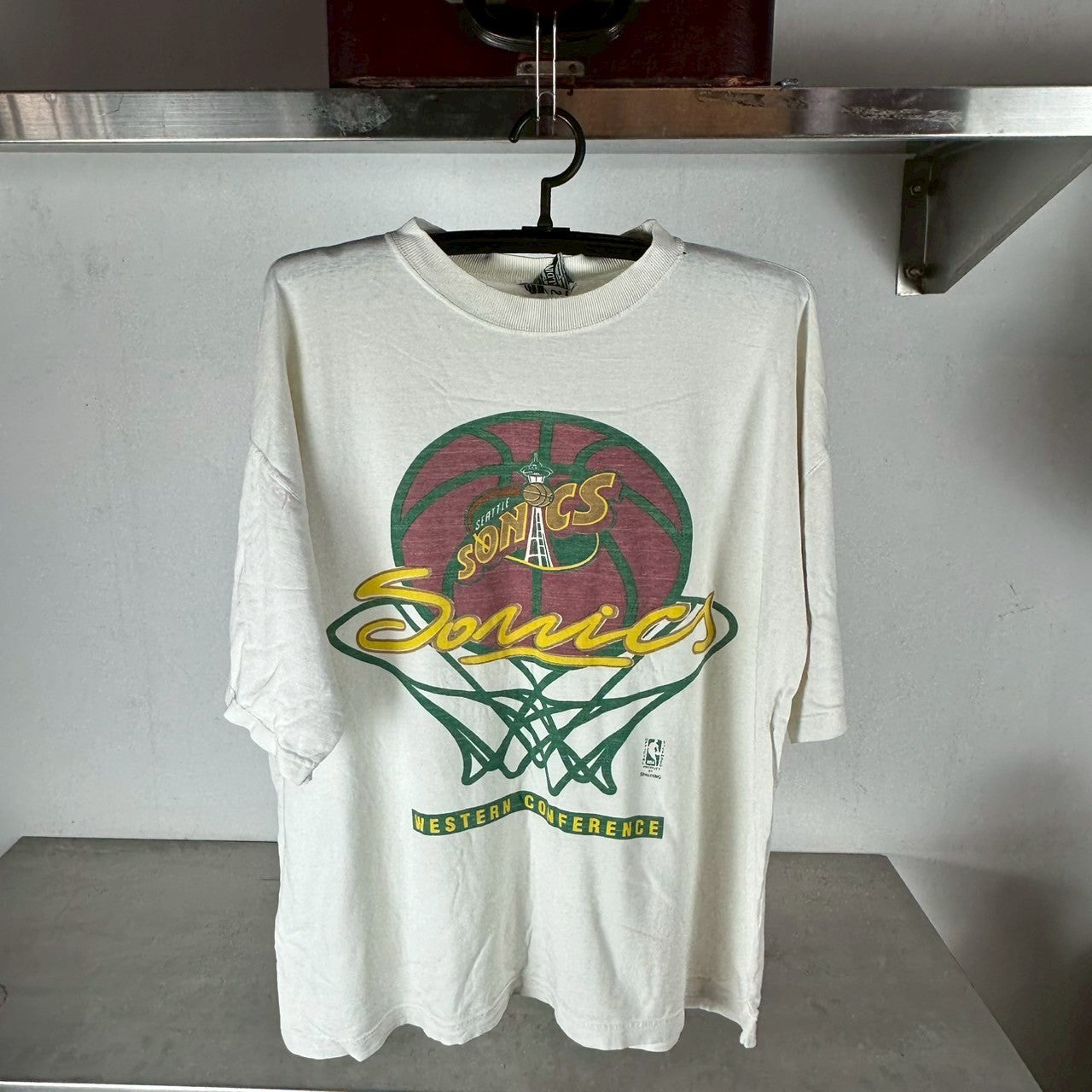 Vintage 90s Seattle Supersonics Basketball NBAT-shirt