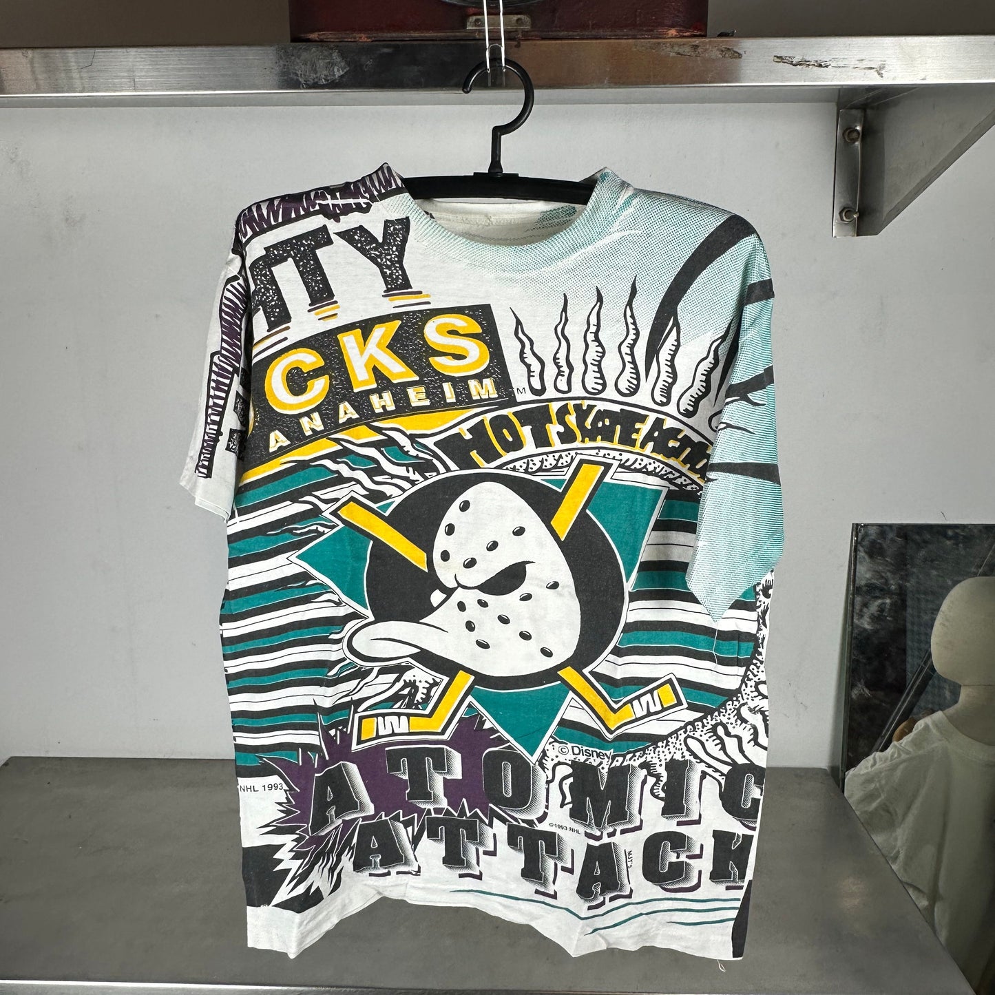 Vintage 1993 Anaheim Mighty Ducks NHL AOP Large T-Shirt