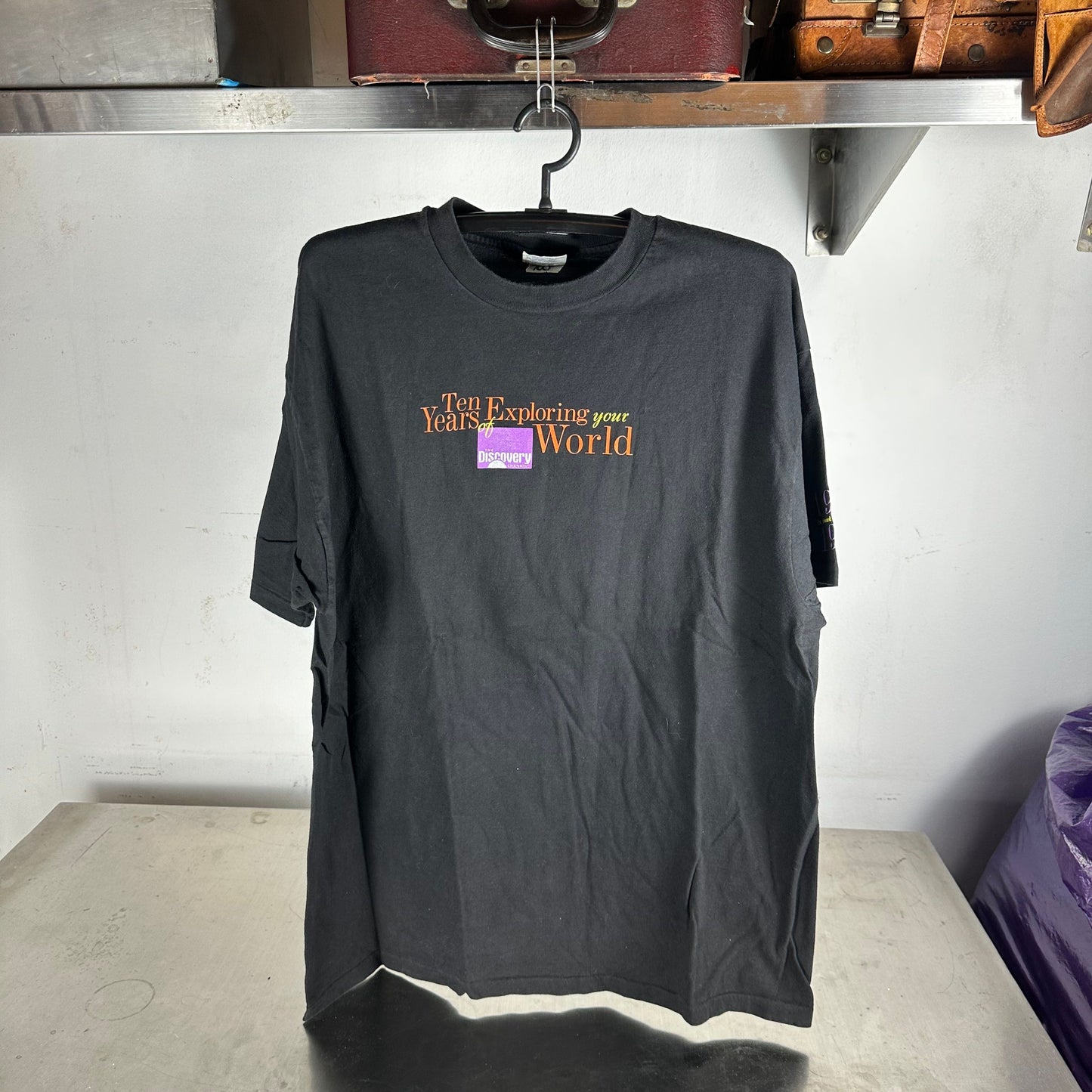 Vintage 1995 The Discovery Channel 10 Years Anniversary Graphic T-shirt