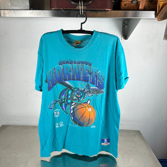 Vintage 1994 Charlotte Hornets NBA Nutmeg Mascot Graphic T-shirt