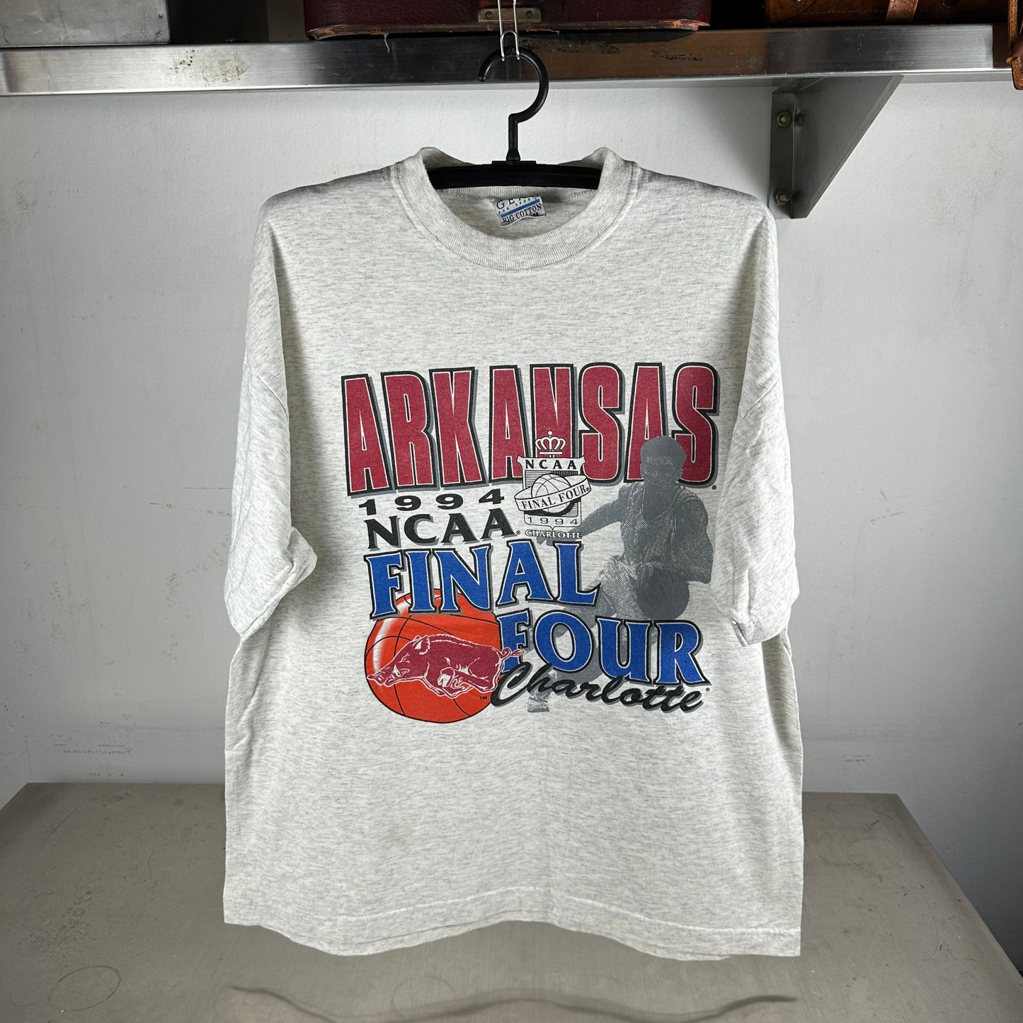 Vintage 1994 Arkansas Razorbacks NCAA Basketball Final Four Graphic T-shirt