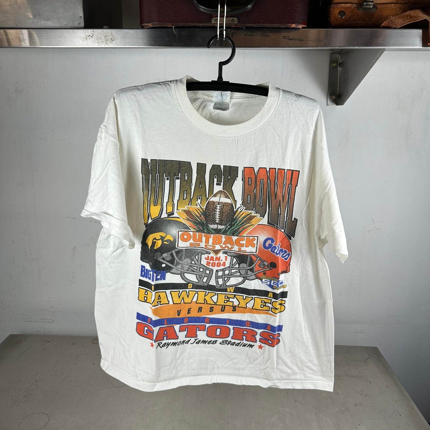 Vintage 2004 NCAA Outback Bowl Hawkeyes VS Gators Football T-shirt