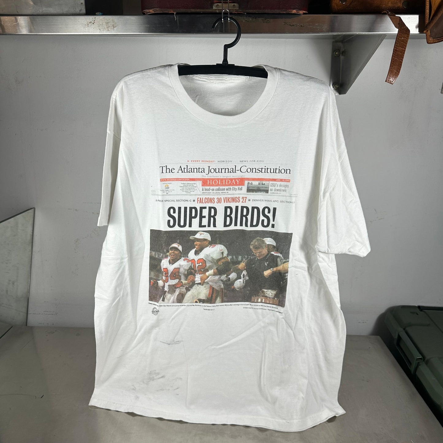Vintage 1999 Atlanta Falcons Super Birds! NFL Newspaper Graphic T-shirt