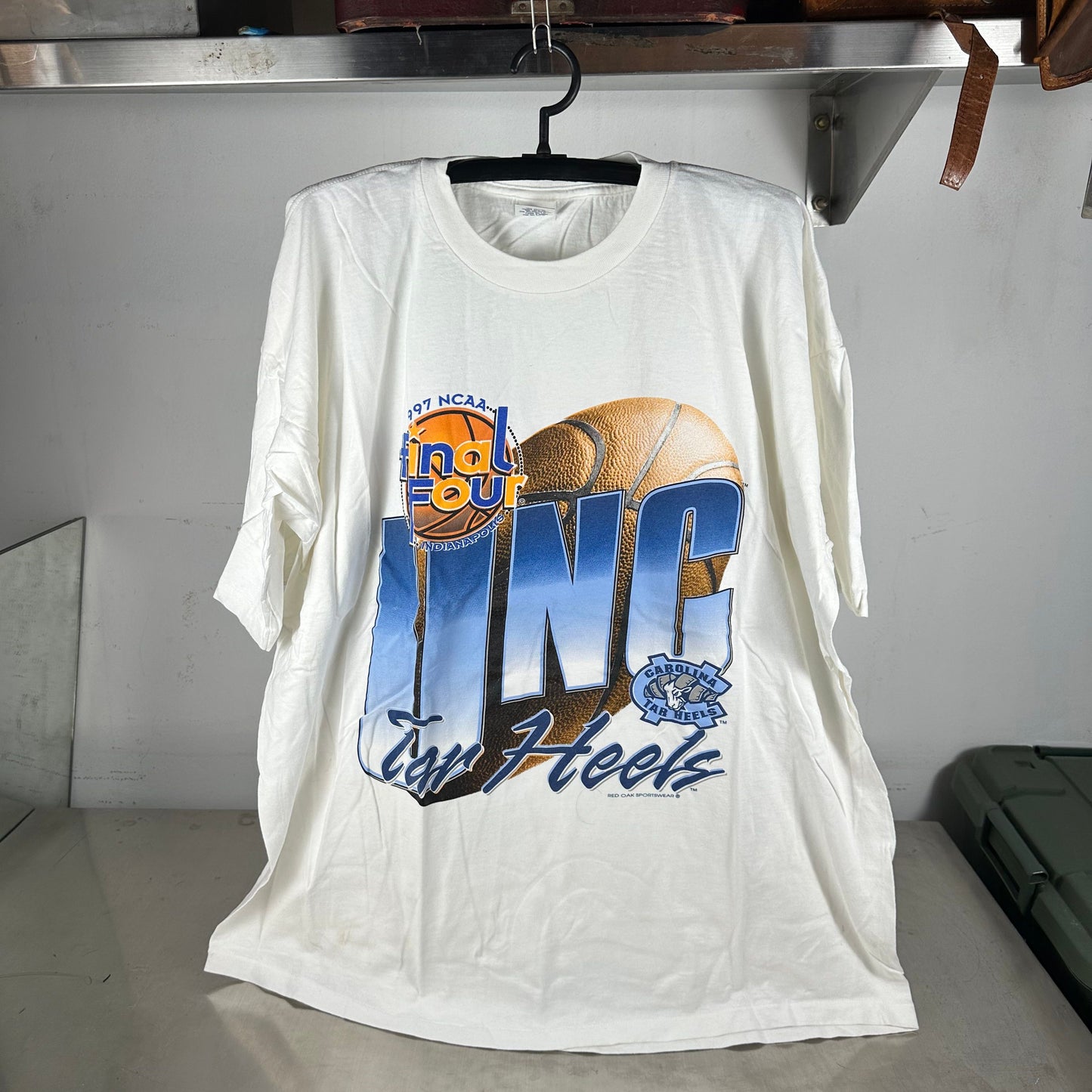 Vintage 1997 UNC Tar Heels NCAA Basketball Final Four Graphic T-shirt