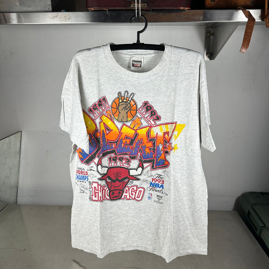 Vintage 1993 Chicago Bulls NBA 3 Peat Graphic Single Stitch T-shirt