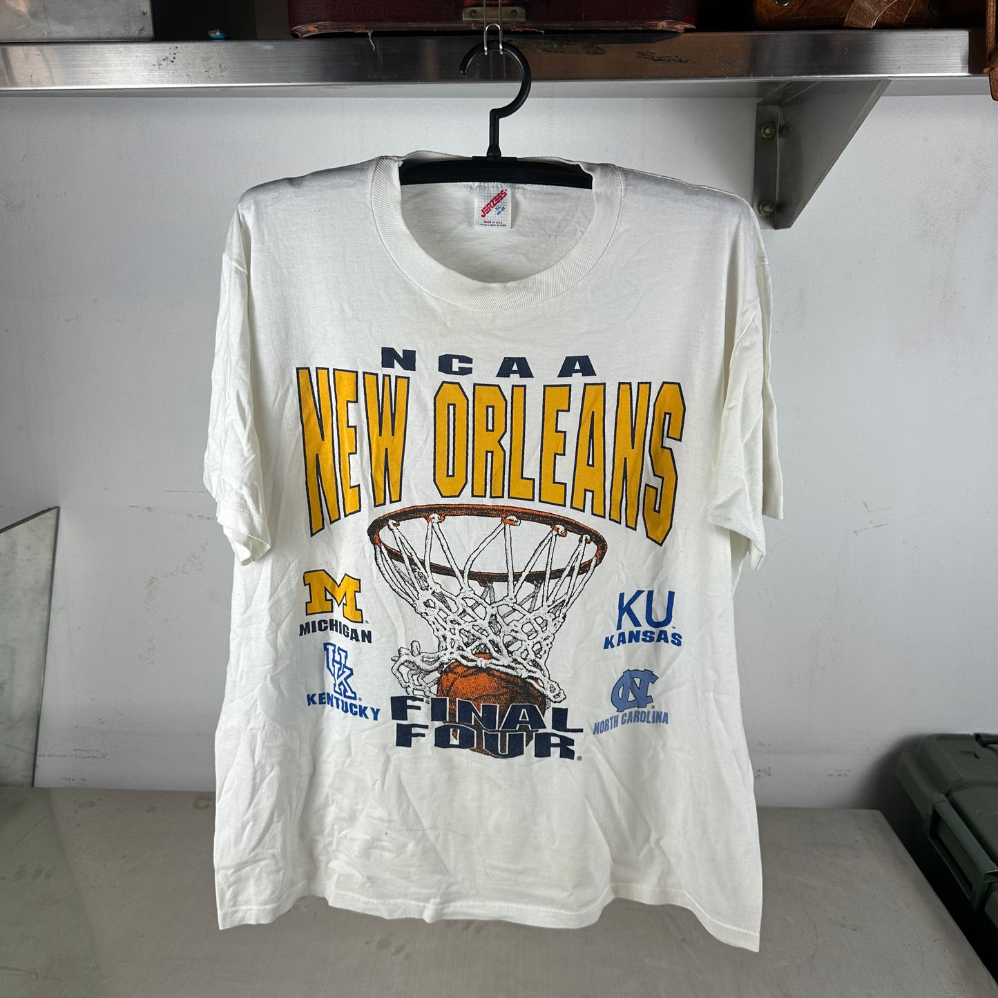 Vintage 90s New Orleans NCAA College Basketball Final Four Graphic T-shirt