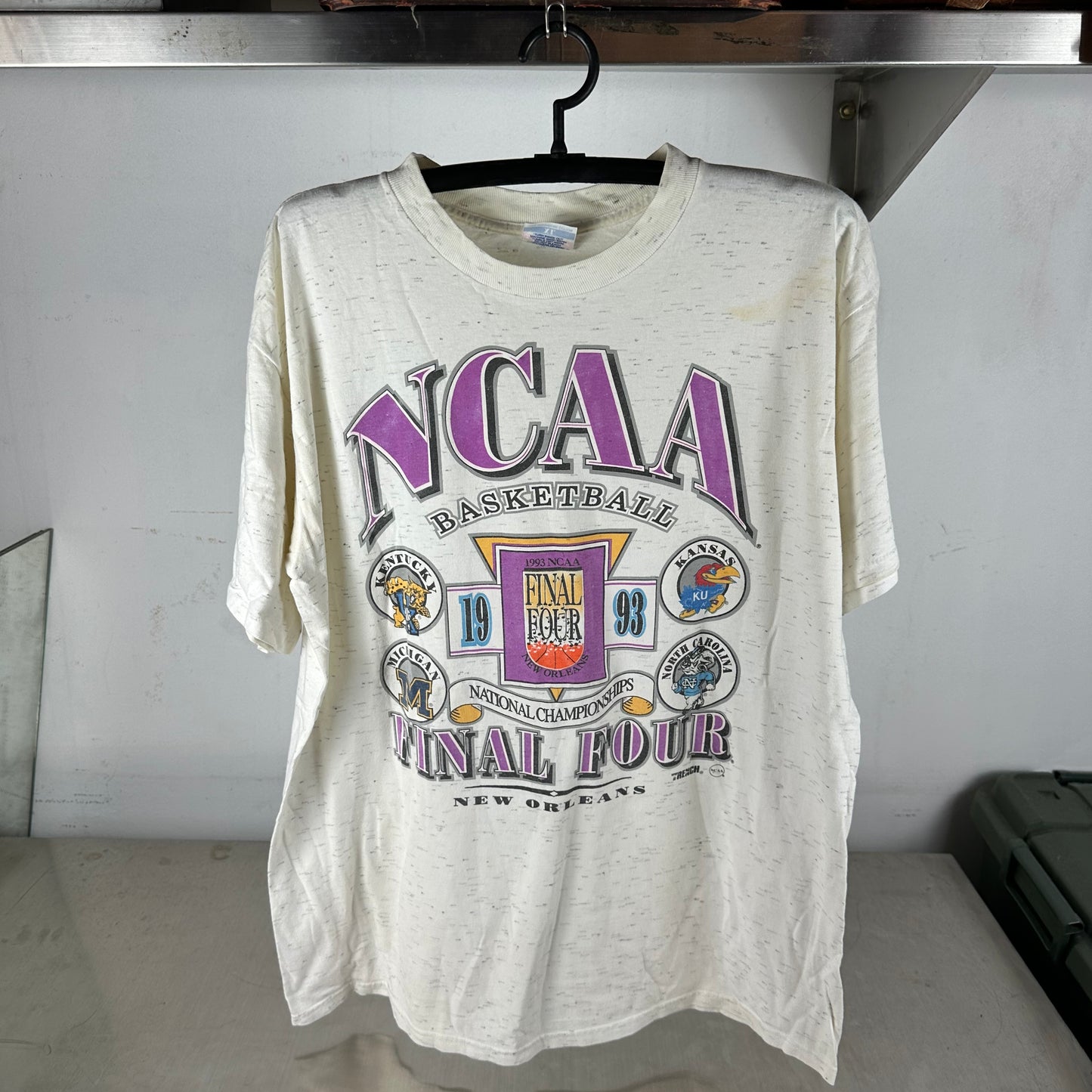 Vintage 1993 New Orleans NCAA College Basketball Final Four Graphic T-shirt