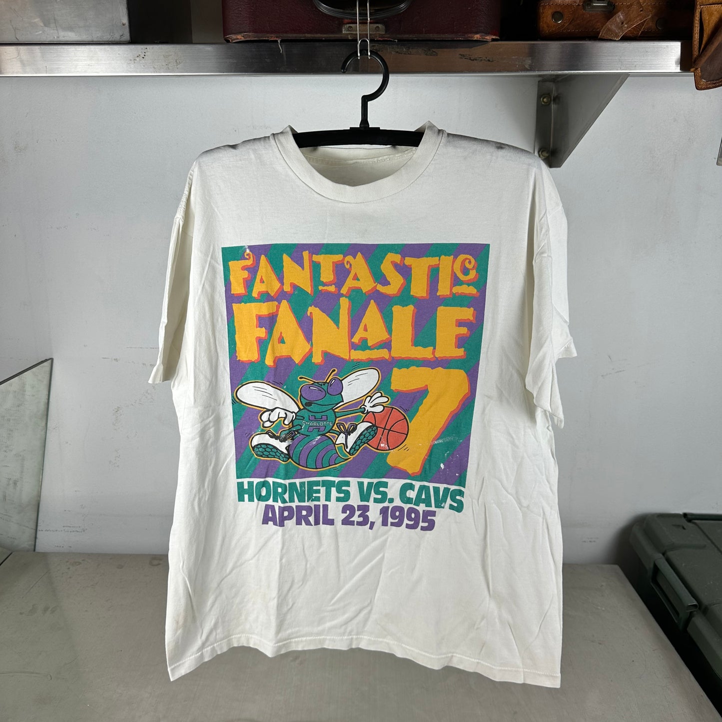 Vintage 1995 Charlotte Hornets VS Cavs Fantastic Fanale NBA T-shirt