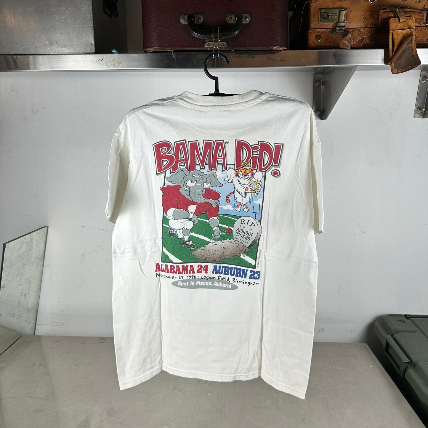 Vintage 1996 Alabama Crimson Tide NCAA Football Kill Tigers Graphic T-shirt
