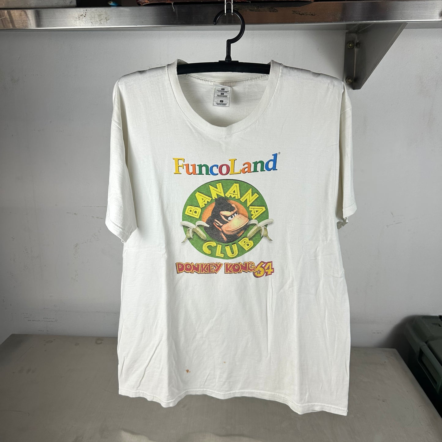 Vintage 90s Nintendo Donkey Kong 64 Funcoland Banana Club Video Game Graphic T-shirt