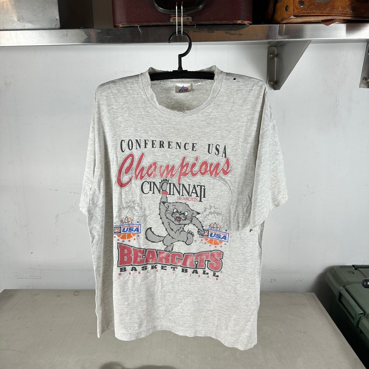 Vintage 1996 Cincinnati Bearcats Basketball NCAA Graphic Single Stitch T-shirt