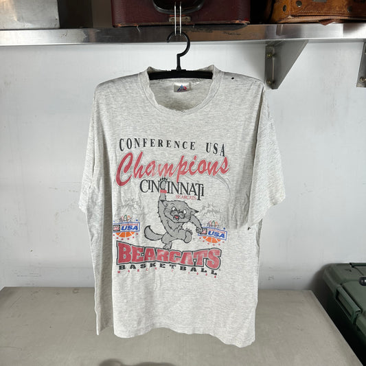 Vintage 1996 Cincinnati Bearcats Basketball NCAA Graphic Single Stitch T-shirt