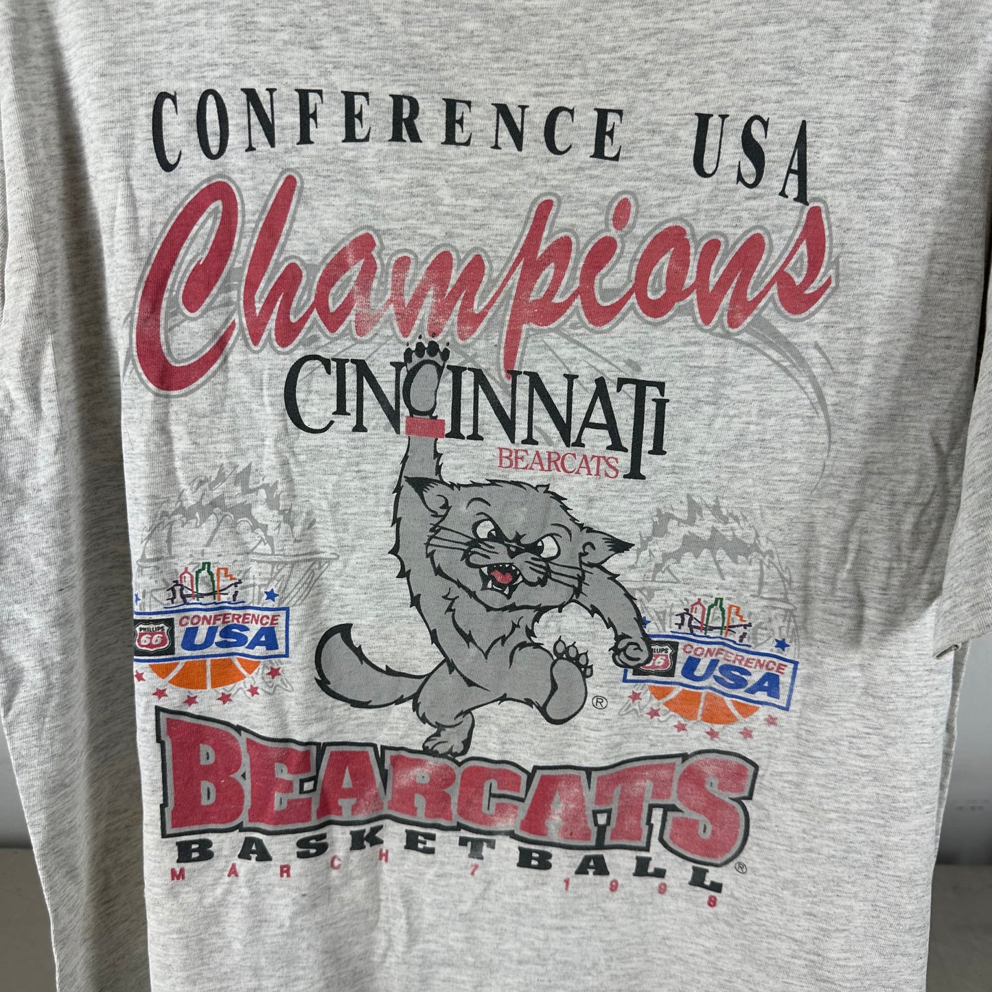 Vintage 1996 Cincinnati Bearcats Basketball NCAA Graphic Single Stitch T-shirt