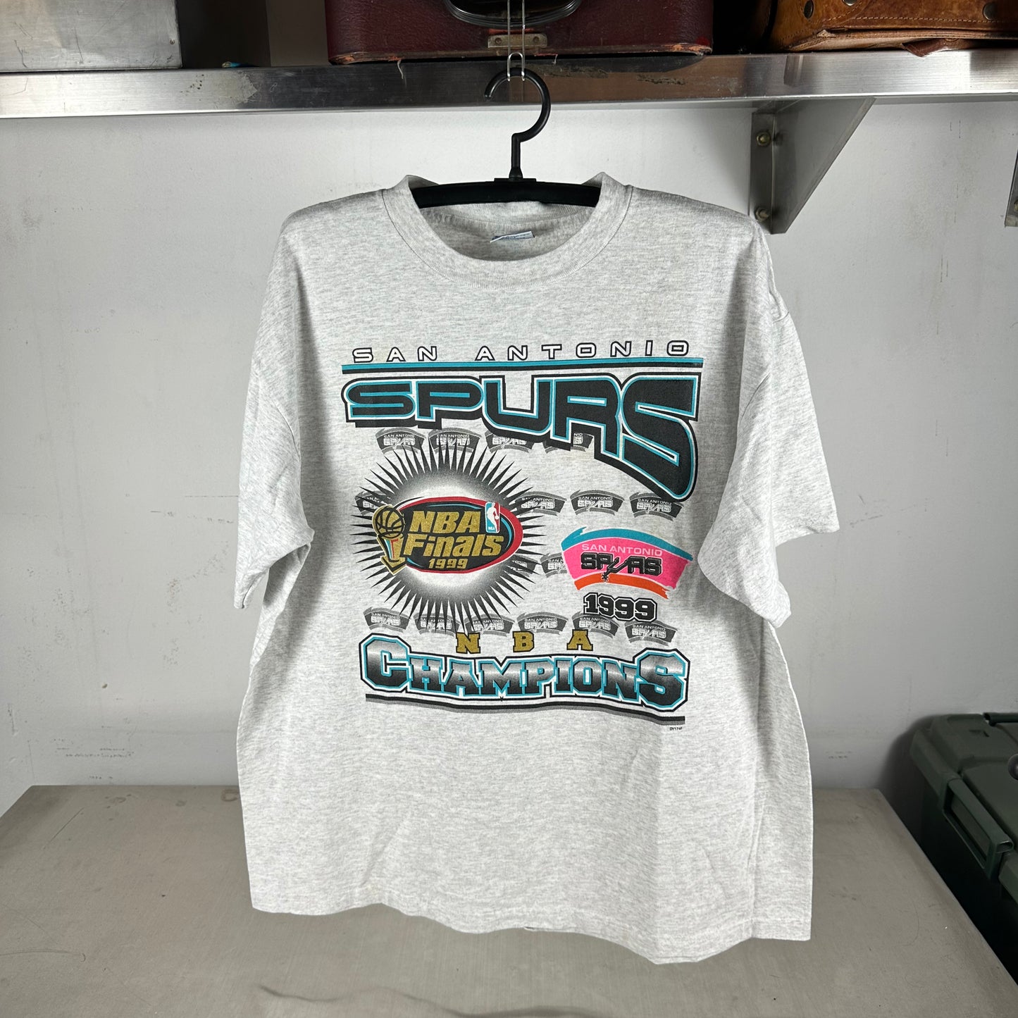 Vintage 1999 San Antonio Spurs NBA Champions Graphic T-shirt