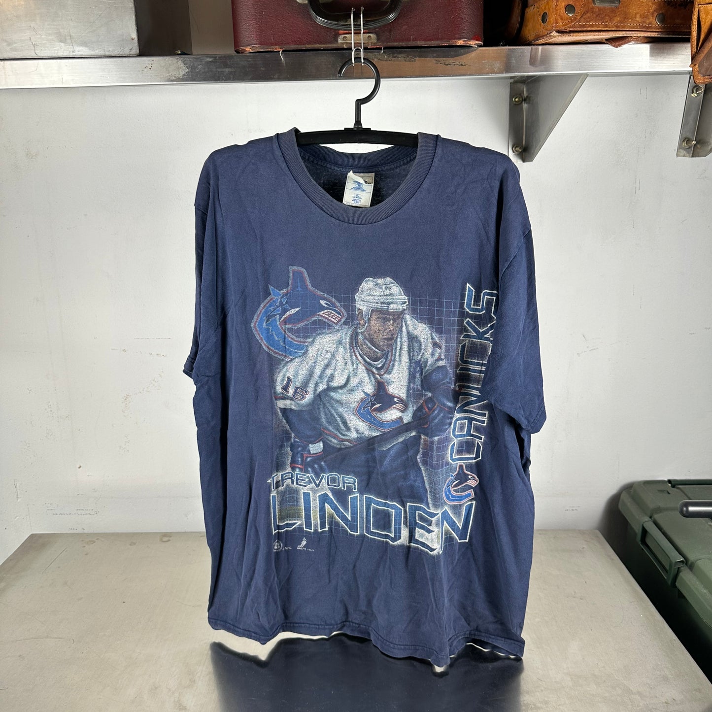 Vintage 90s Trevor Linden Vancouver Canucks NHL Graphic T-shirt