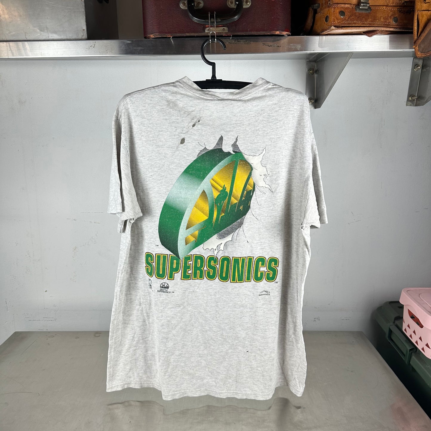 Vintage 90s Seattle Supersonics NBA Nutmeg Breakthrough Distressed T-shirt