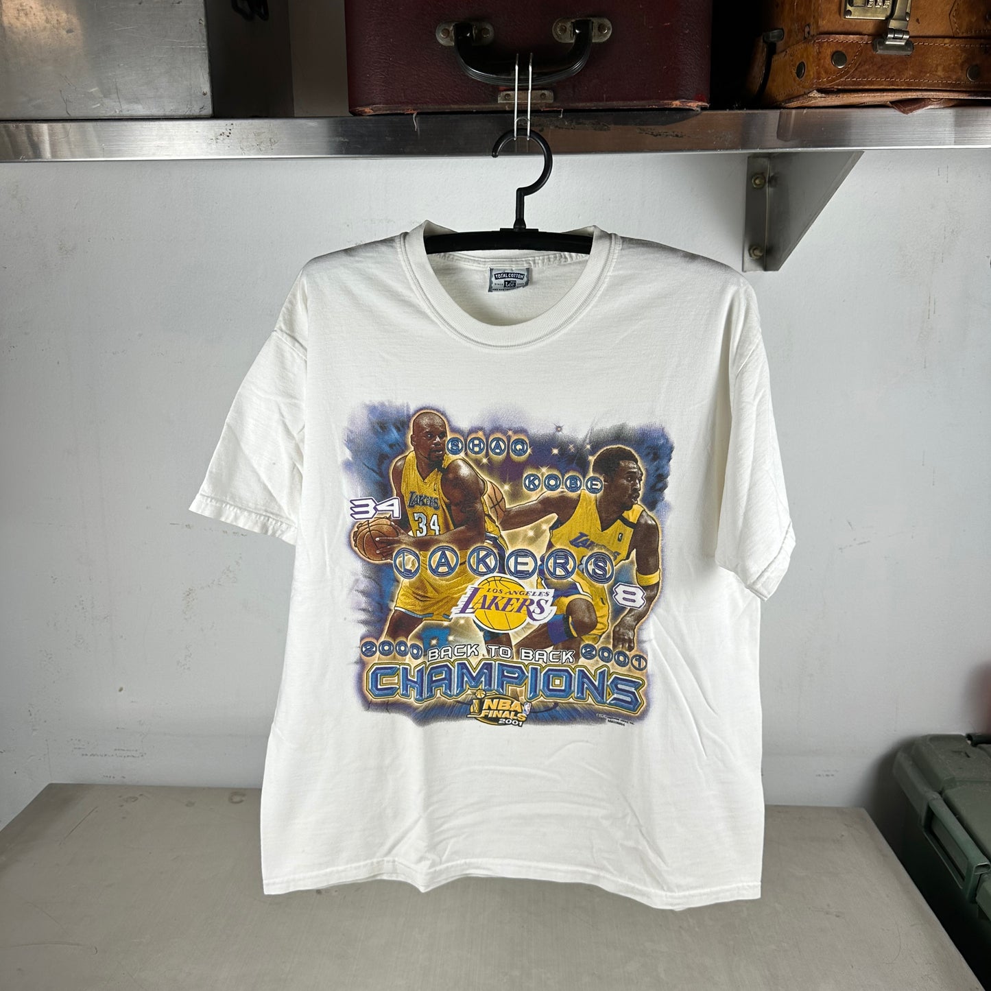 Vintage 2001 LA Lakers NBA Champions Shaq Kobe Bryant Graphic T-shirt