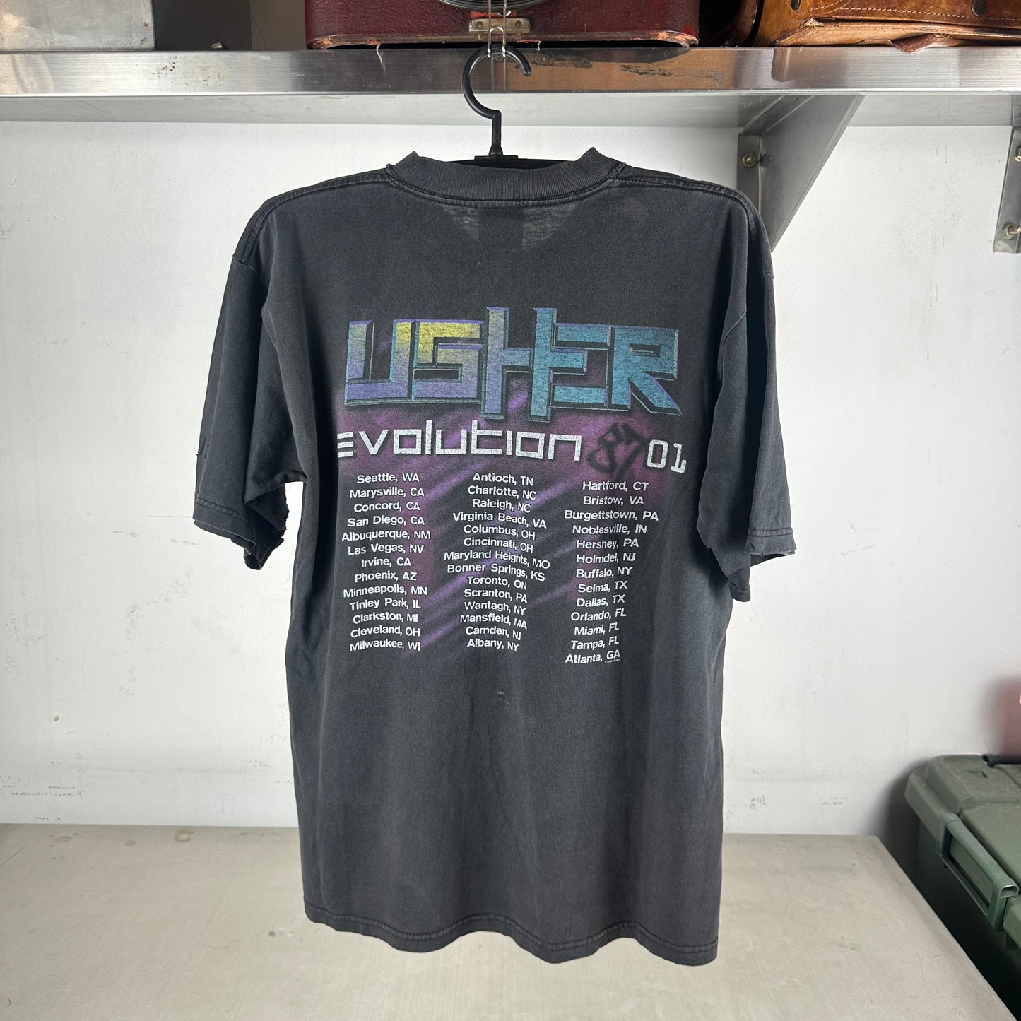 Vintage 2001 Usher Revolution Tour Concert Faded T-shirt