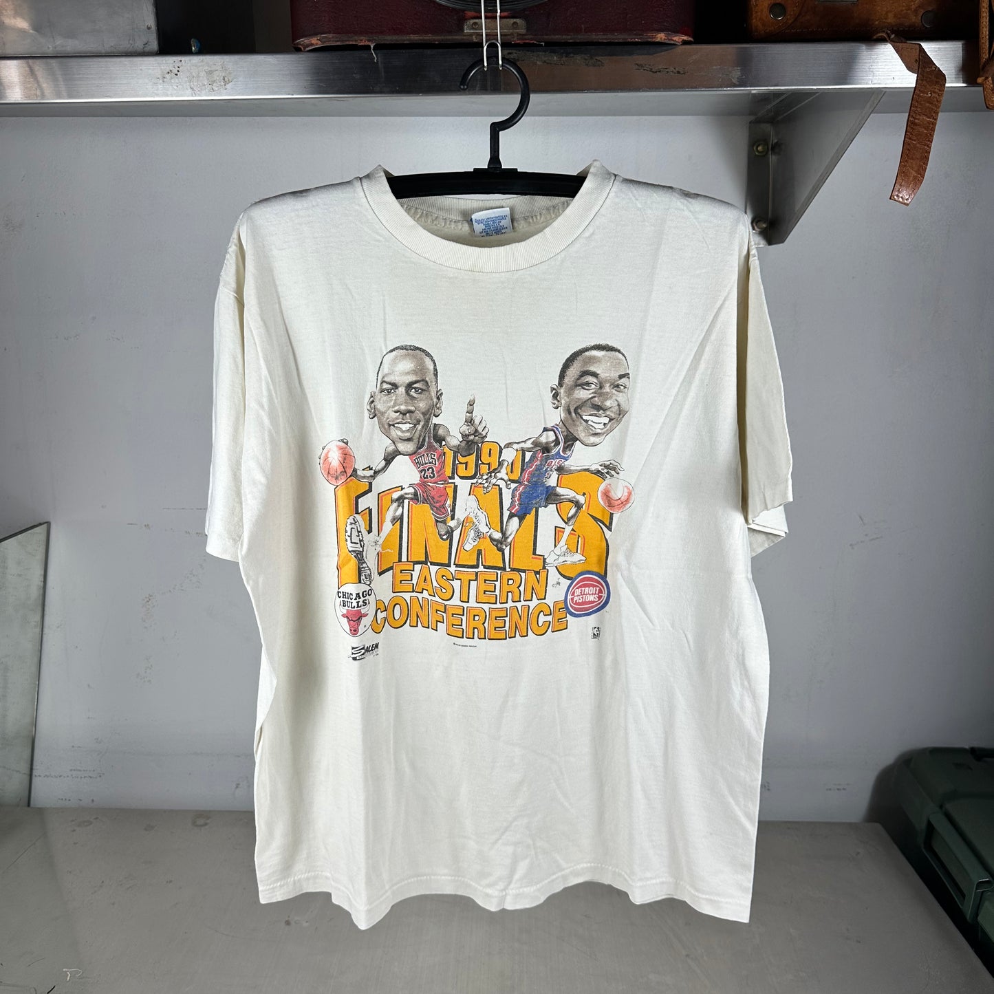 Vintage 1990 NBA Playoffs Bulls Pistons Jordan Thomas Caricature T-Shirt