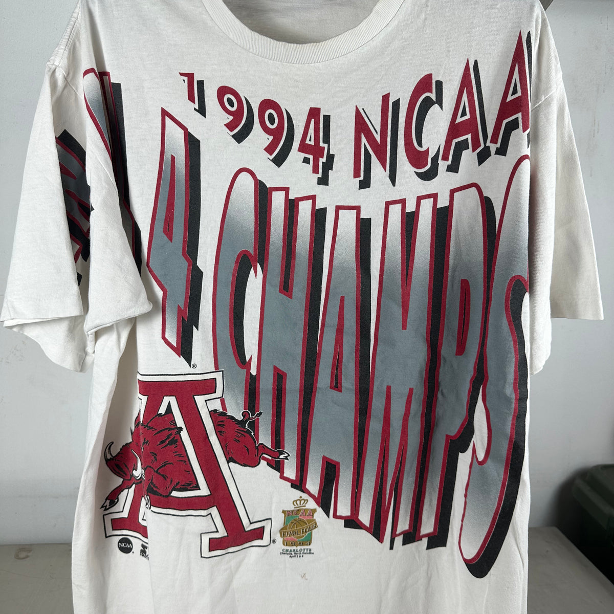 Vintage 1994 Arkansas Razorbacks Basketball NCAA Champions Starter T-shirt