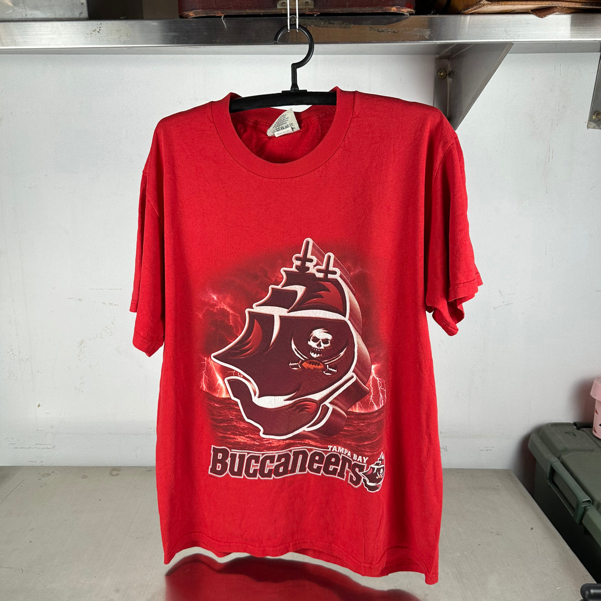 Vintage 1997 Tampa Bay Buccaneers Football NFL Graphic T-Shirt