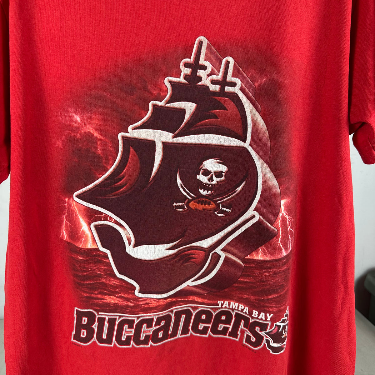 Vintage 1997 Tampa Bay Buccaneers Football NFL Graphic T-Shirt